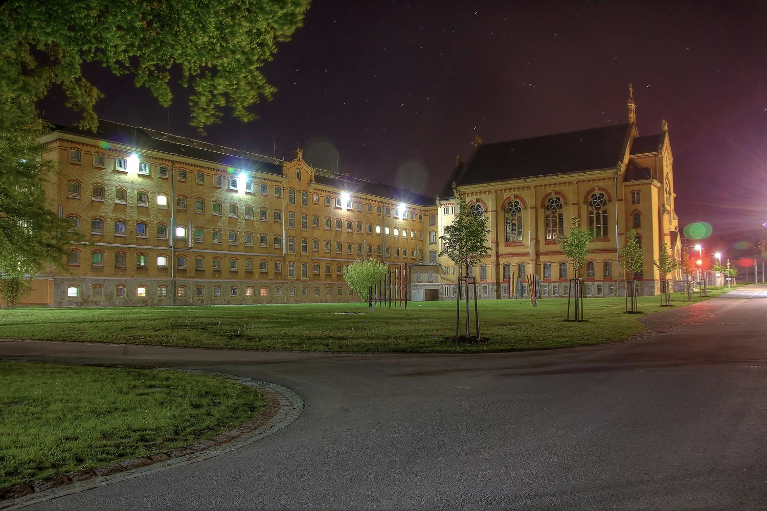 Kreuzbau - Kirche mit Hafthaus